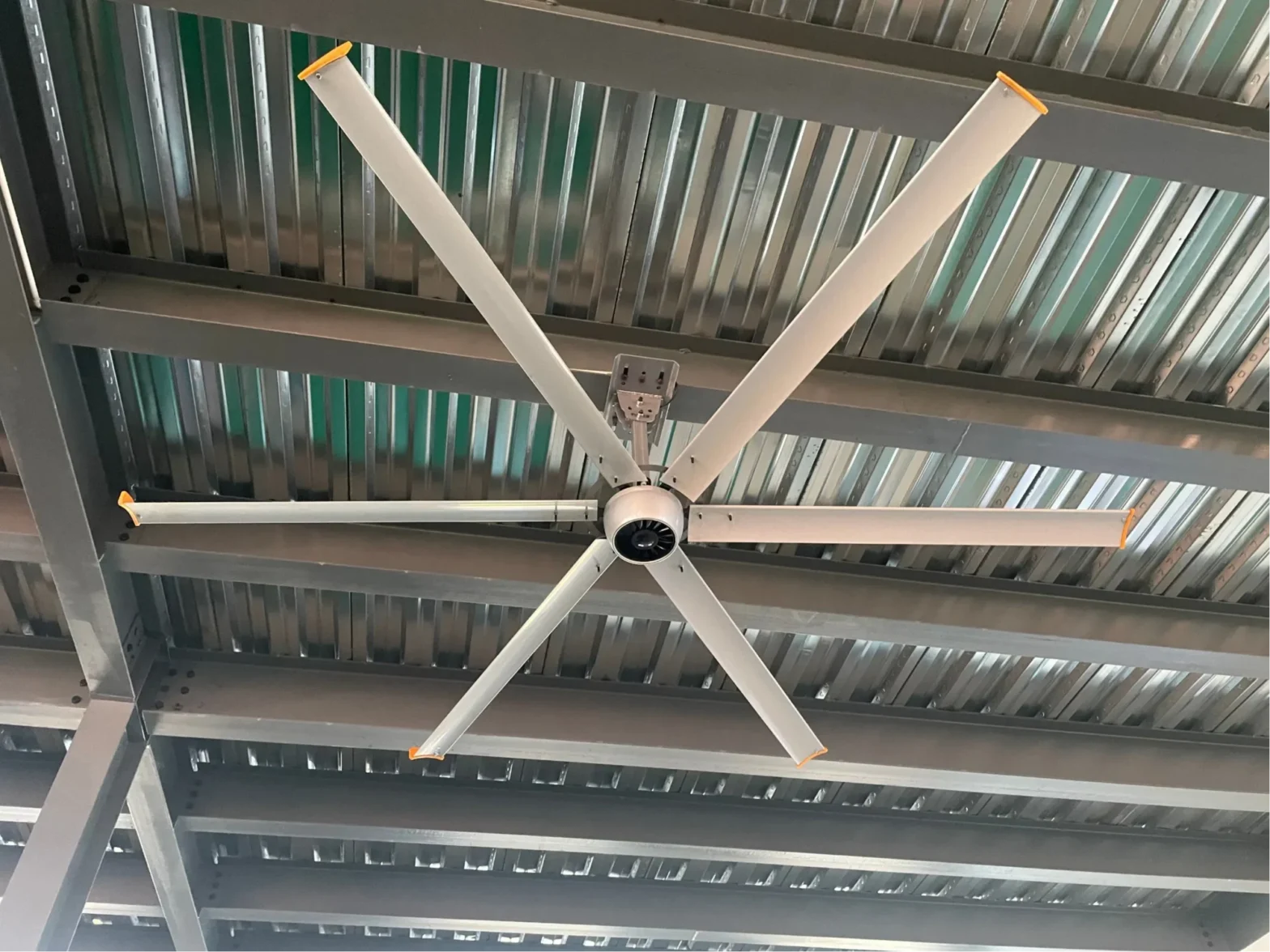 How HVLS Fans Reduce Moisture & Humidity in Factories